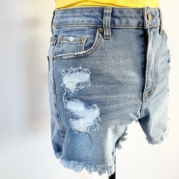 NWT Women’s Vanilla Star High Rise Frayed Repreve Denim Shorts - Picture 6 of 8